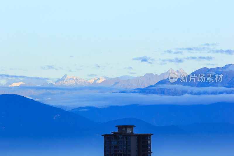 在成都遥望雪山实拍高清图片