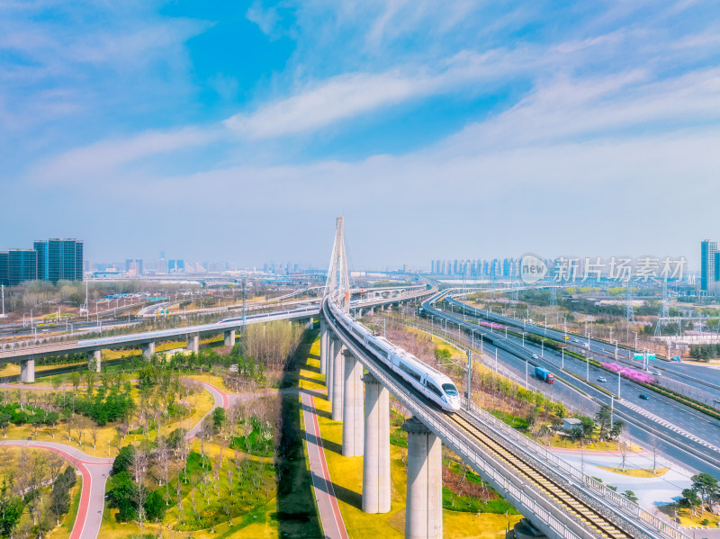 航拍河南郑州市从城市中穿梭过的高铁列车