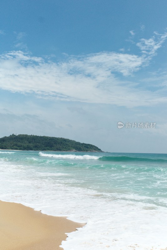 日月湾海边沙滩礁石与海浪景象