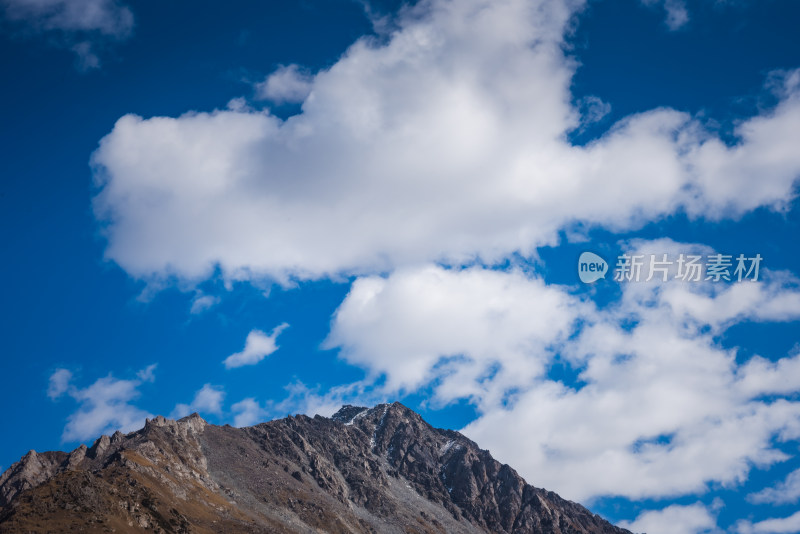 蓝天白云下的山川自然风景