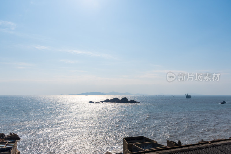 海面阳光照射下的海岛景象