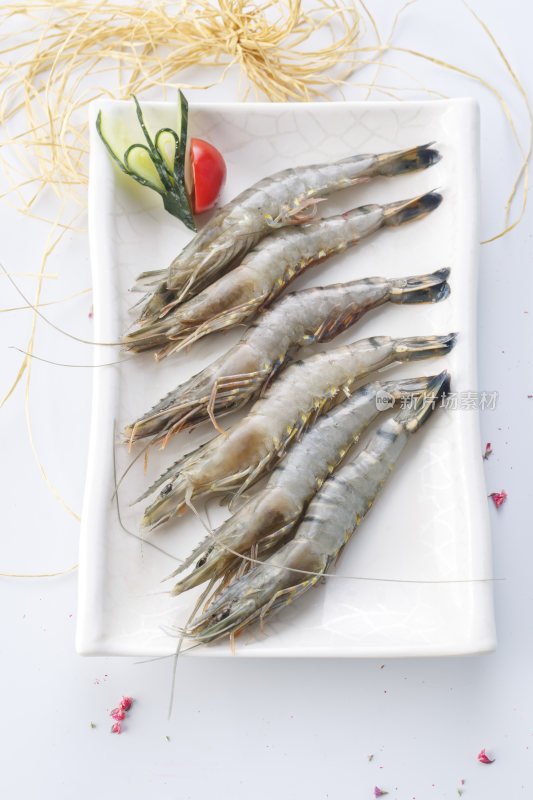 精美餐具装的泰国黑虎虾