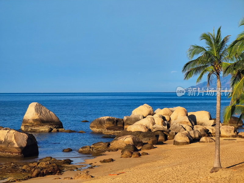 海天一色的宁静海岸