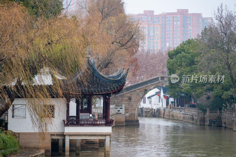 苏州寒山寺外运河旁江南风景