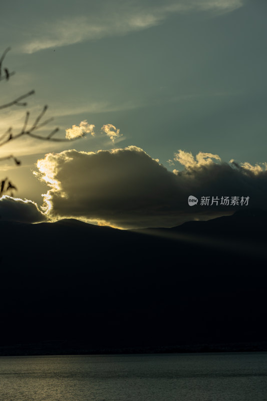 夕阳下的苍山和丁达尔光