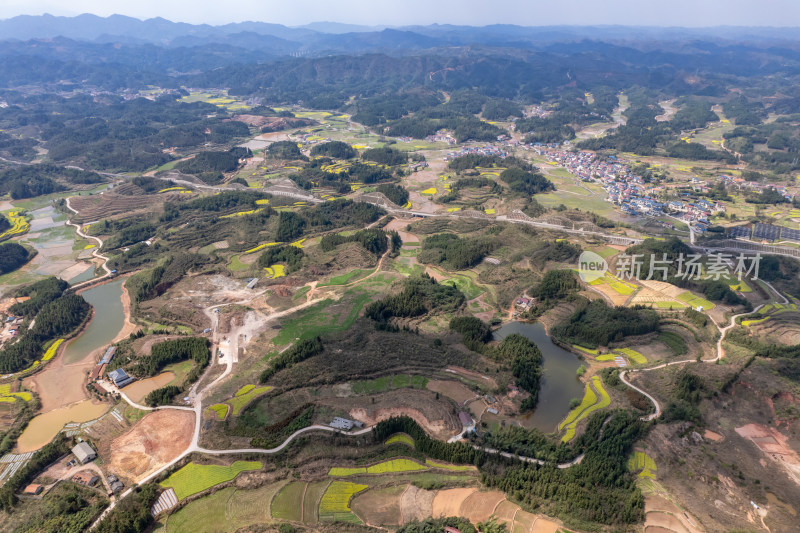 连绵起伏山川丘陵地貌航拍图