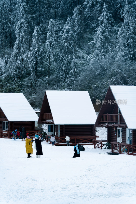 冬天重庆南天湖雪中的小镇