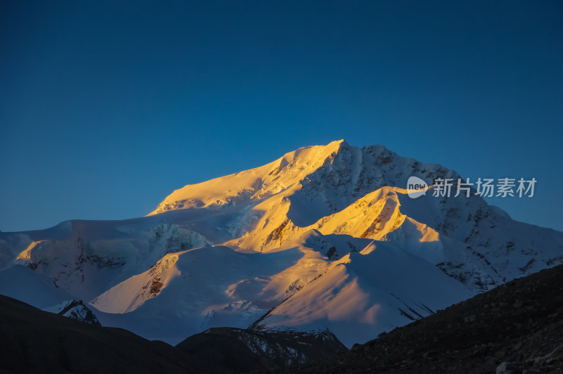 雪山日照金山希夏邦马峰