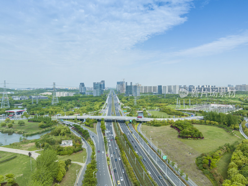 晴天白云下远眺苏州高新区科技城与太湖大道