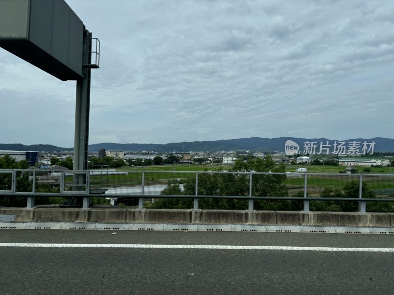 高速路上所见的乡村田野及远处山峦