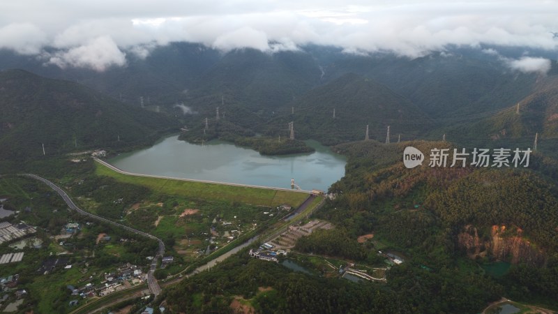 航拍广东省东莞市清溪湖水库周边山峰云雾