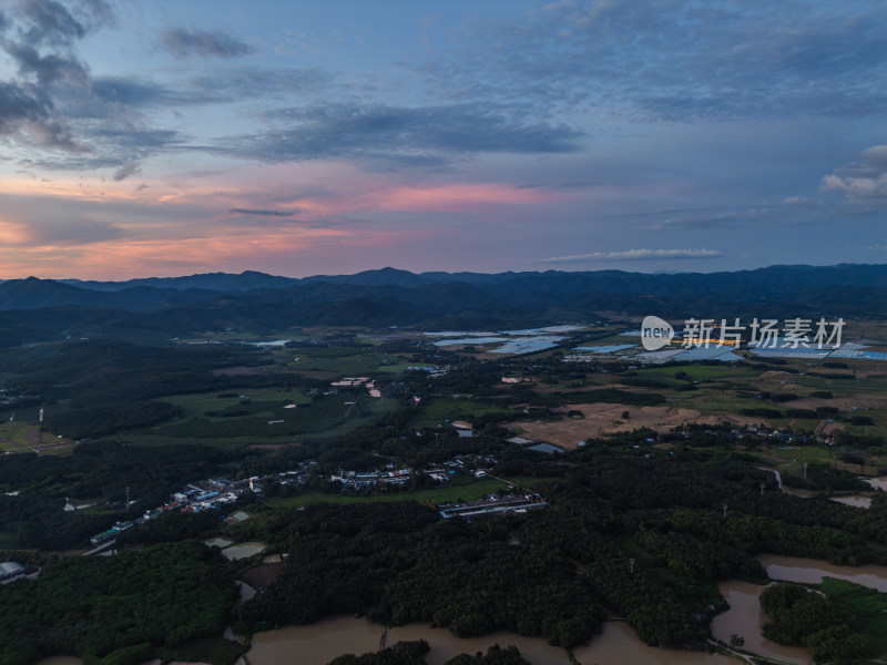 航拍夕阳余晖下的乡村田野