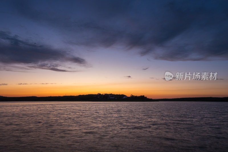 夕阳下的天空水面倒影背景图