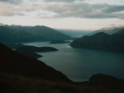 站在新西兰Roys Peak山顶看湖泊