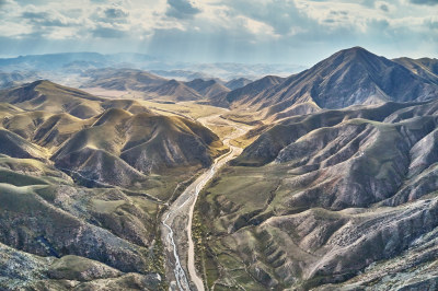 西北荒漠丘陵地表景观