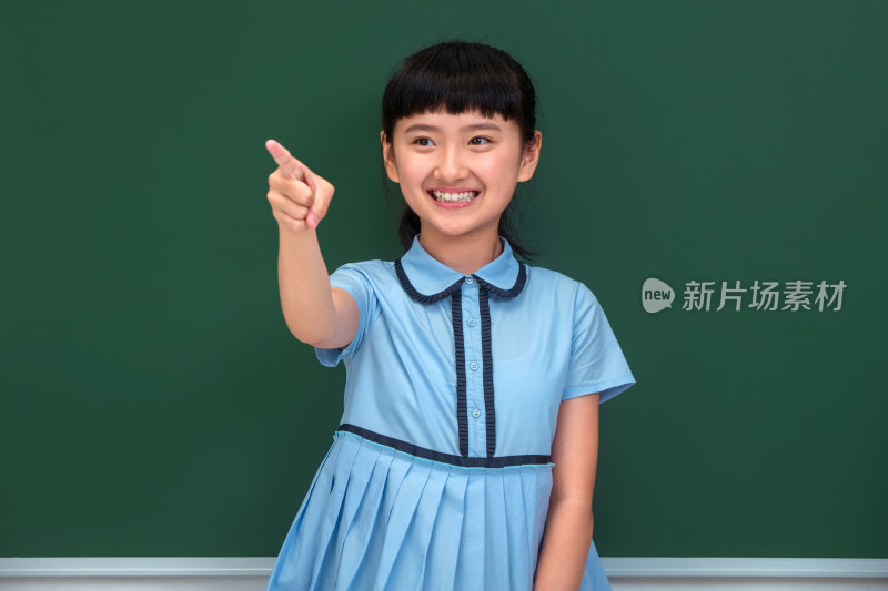 小学女生站在黑板前