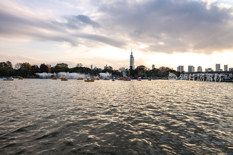 黄昏夕阳南京玄武湖城市建筑景观