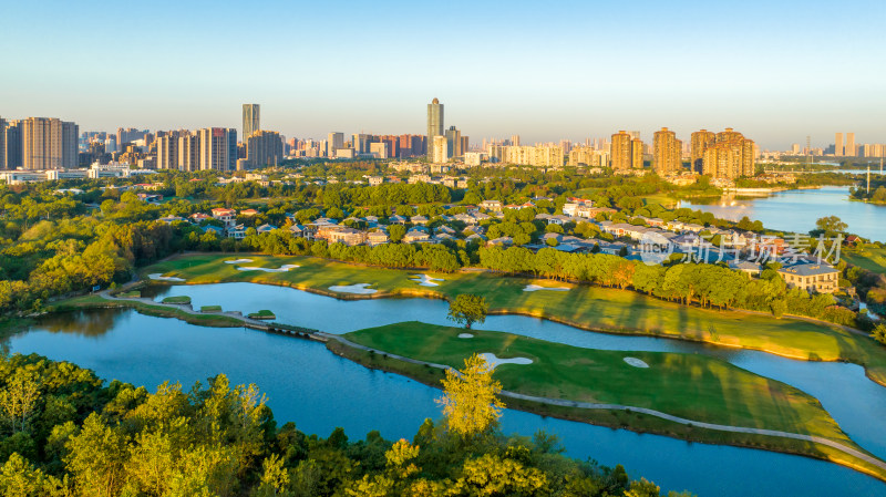 武汉金银湖高尔夫球场与湖边住宅小区