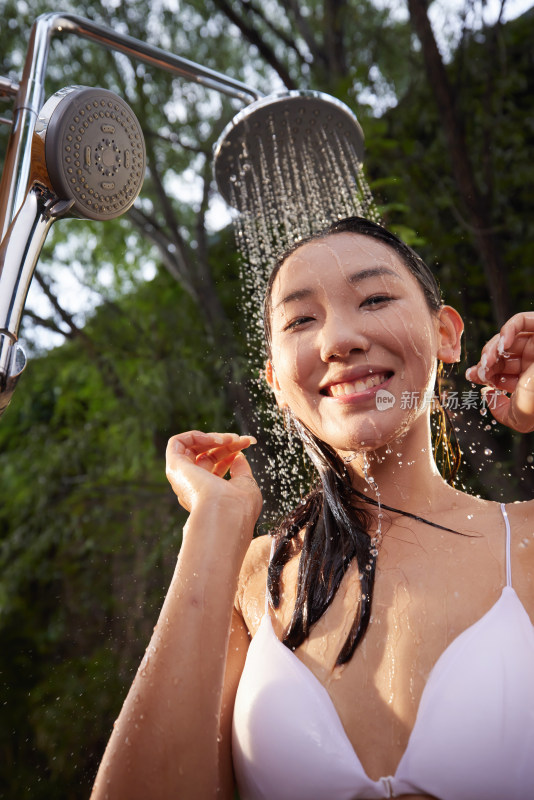 年轻女人沐浴