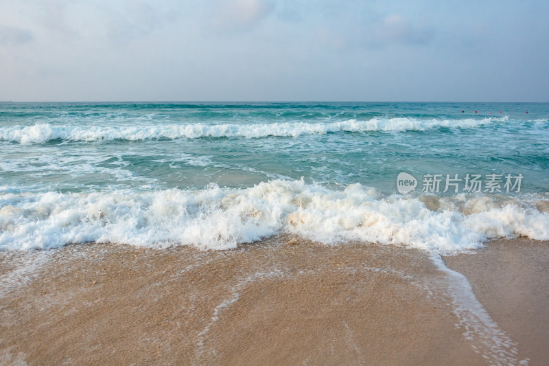 三亚海滨沙滩海浪