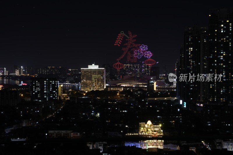 城市夜空下绚烂多彩的烟花盛宴