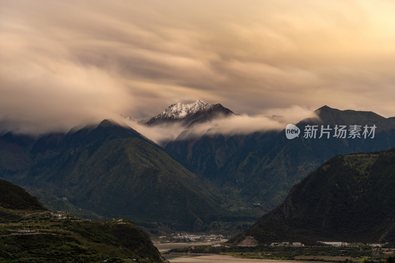 西藏林芝索松村南迦巴瓦峰雪山云海之巅