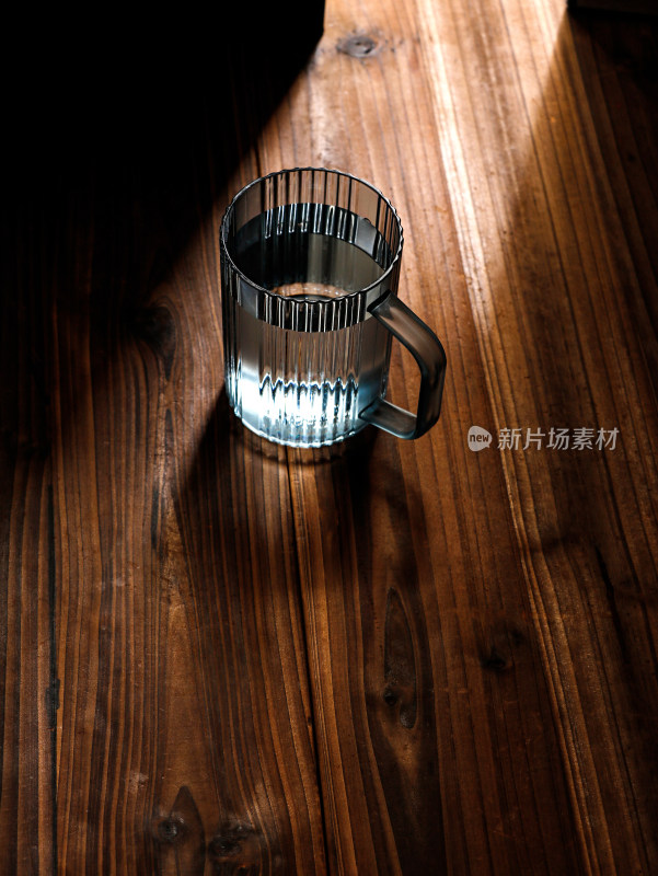 木桌子上的水杯