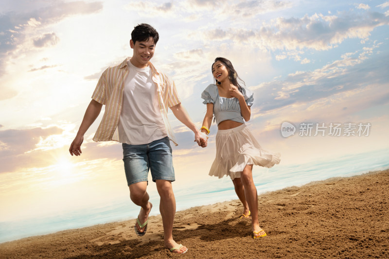 青年情侣在沙滩上奔跑