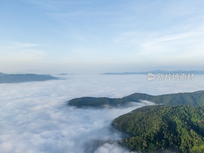 航拍云海之上的山峦