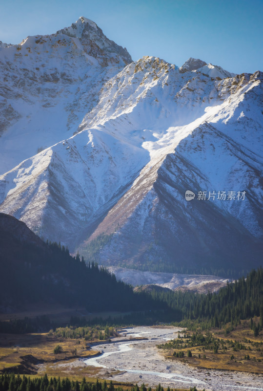 雪山河谷自然风景