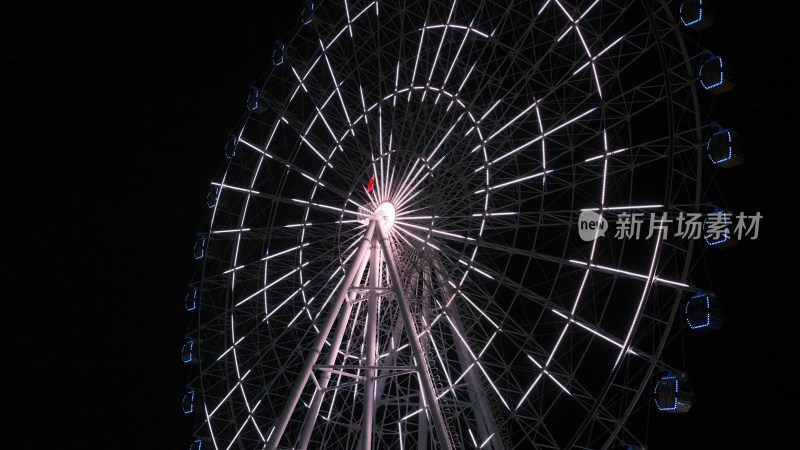 夜空照明摩天轮的低角度视图