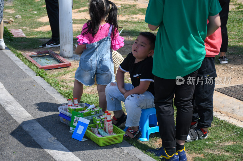 户外孩童售卖物品场景