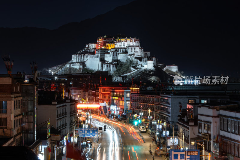 西藏拉萨布达拉宫夜景与车流高原宫殿建筑群