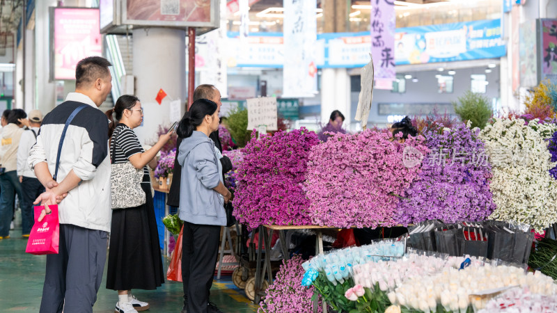 云南昆明斗南花市吸引大量游客前来买花