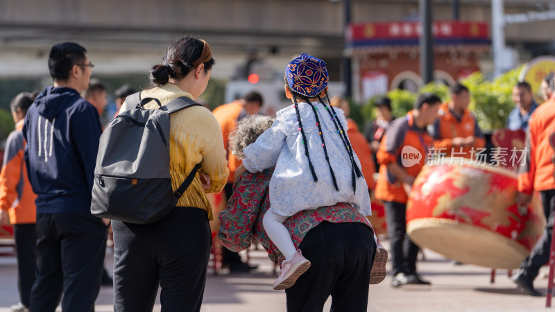 中秋节假期在中国新疆国际大巴扎游玩的游客