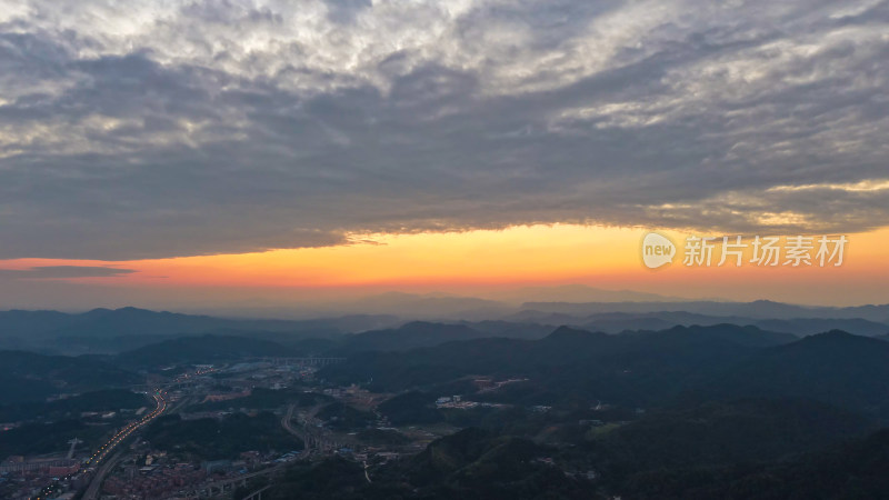 大山夕阳晚霞航拍图