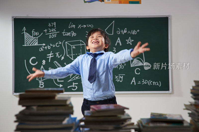 教室里兴奋的小学生