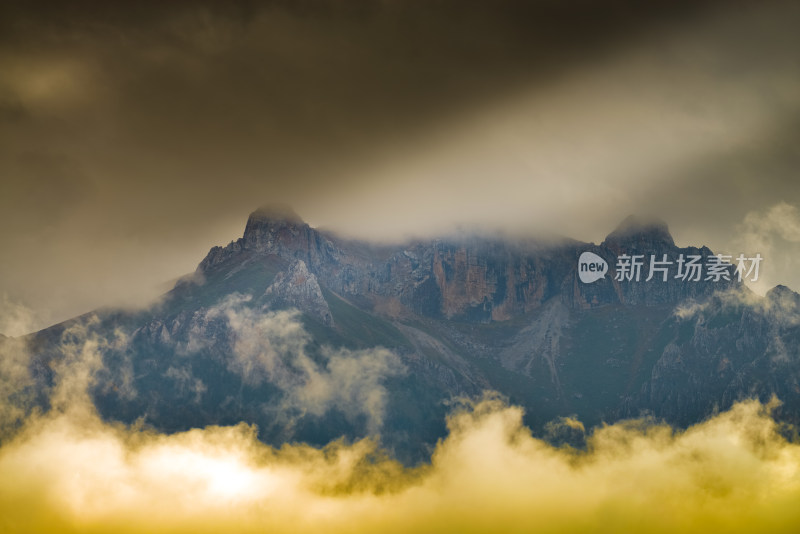 云雾中的森林山峰虎头山