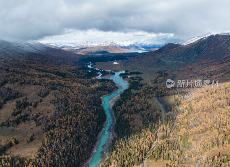 航拍新疆喀纳斯秋景全景