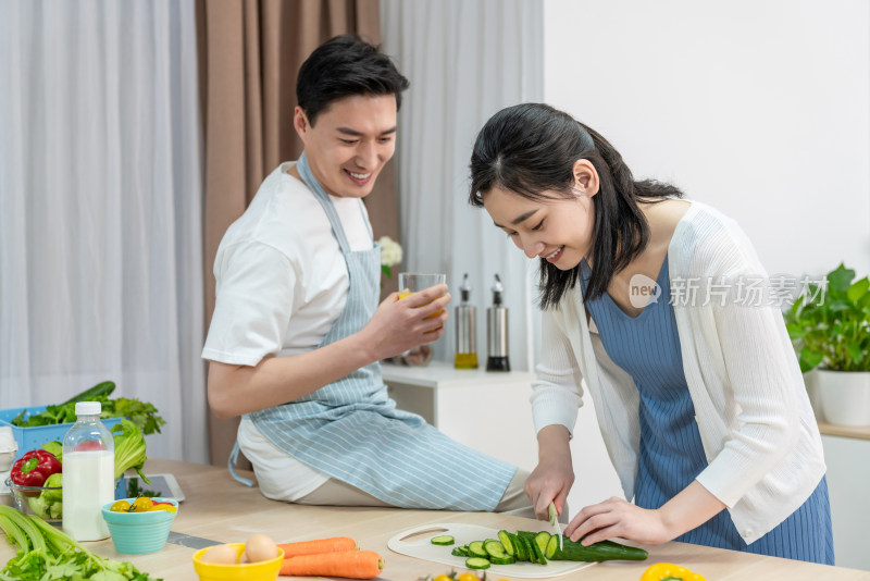 年轻情侣在厨房做饭