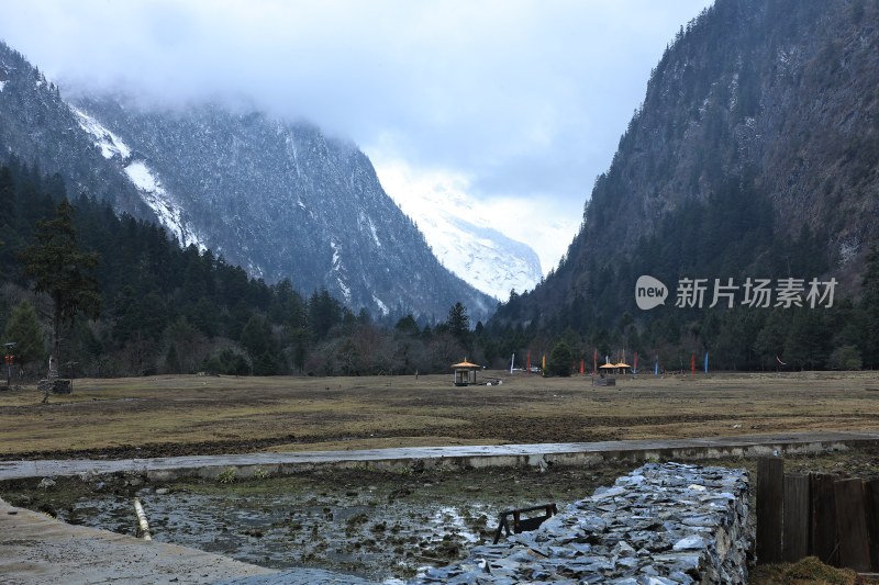 雪山下的山谷开阔景观