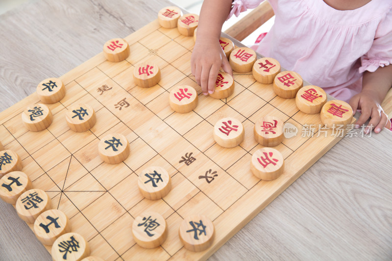 俯视拍摄中国小孩子在下中国象棋