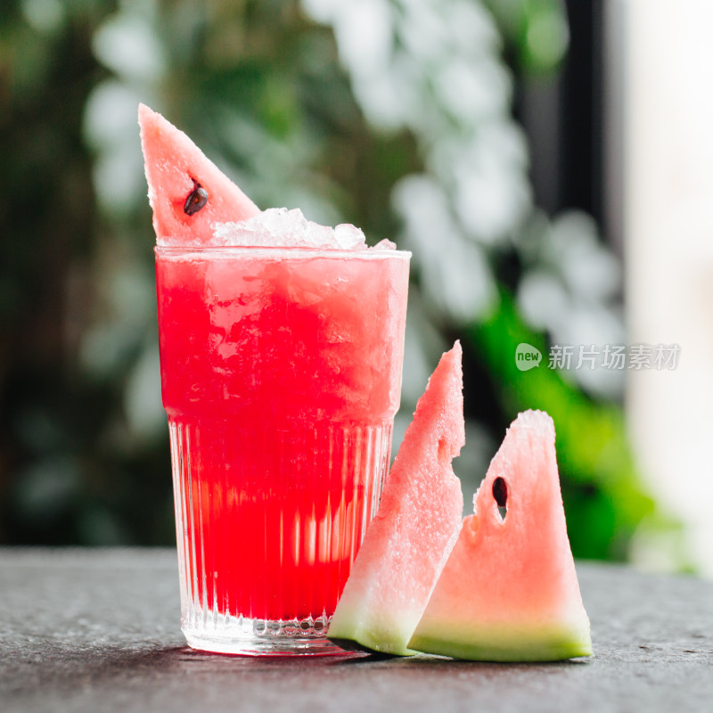 西瓜饮品与西瓜切片特写