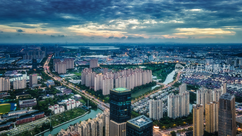 常熟世茂城市黄昏高楼与河流全景