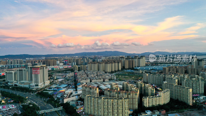 城市天际线下的夕阳余晖