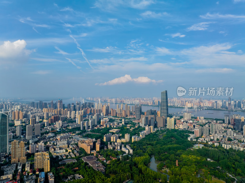 夏季白天航拍武汉城市天际线风光