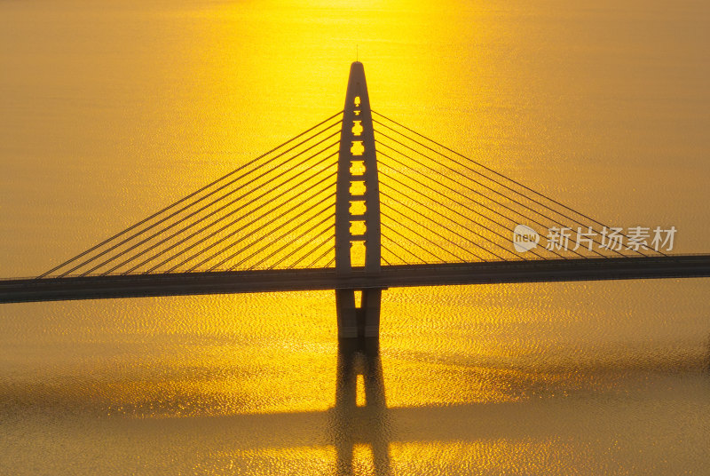 枣庄庄里水库夕阳余晖下的桥梁