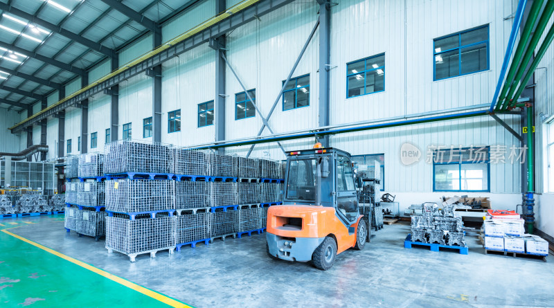 工厂内大量机械零部件堆放