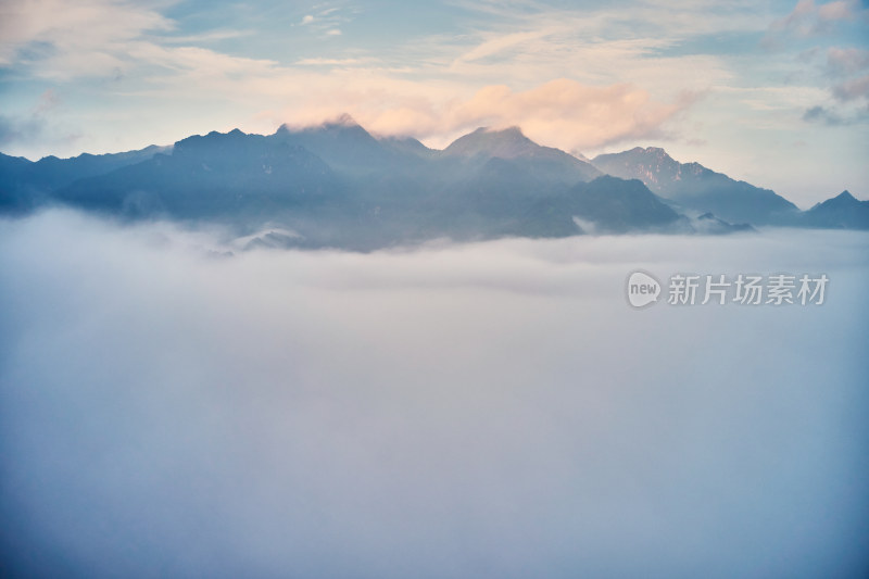 清晨云海中的群山