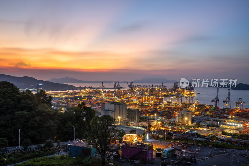 深圳盐田港繁忙港口货物集装箱日出夜景蓝调